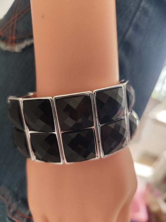 Bracelet chunky noir facetté – effet bijou couture