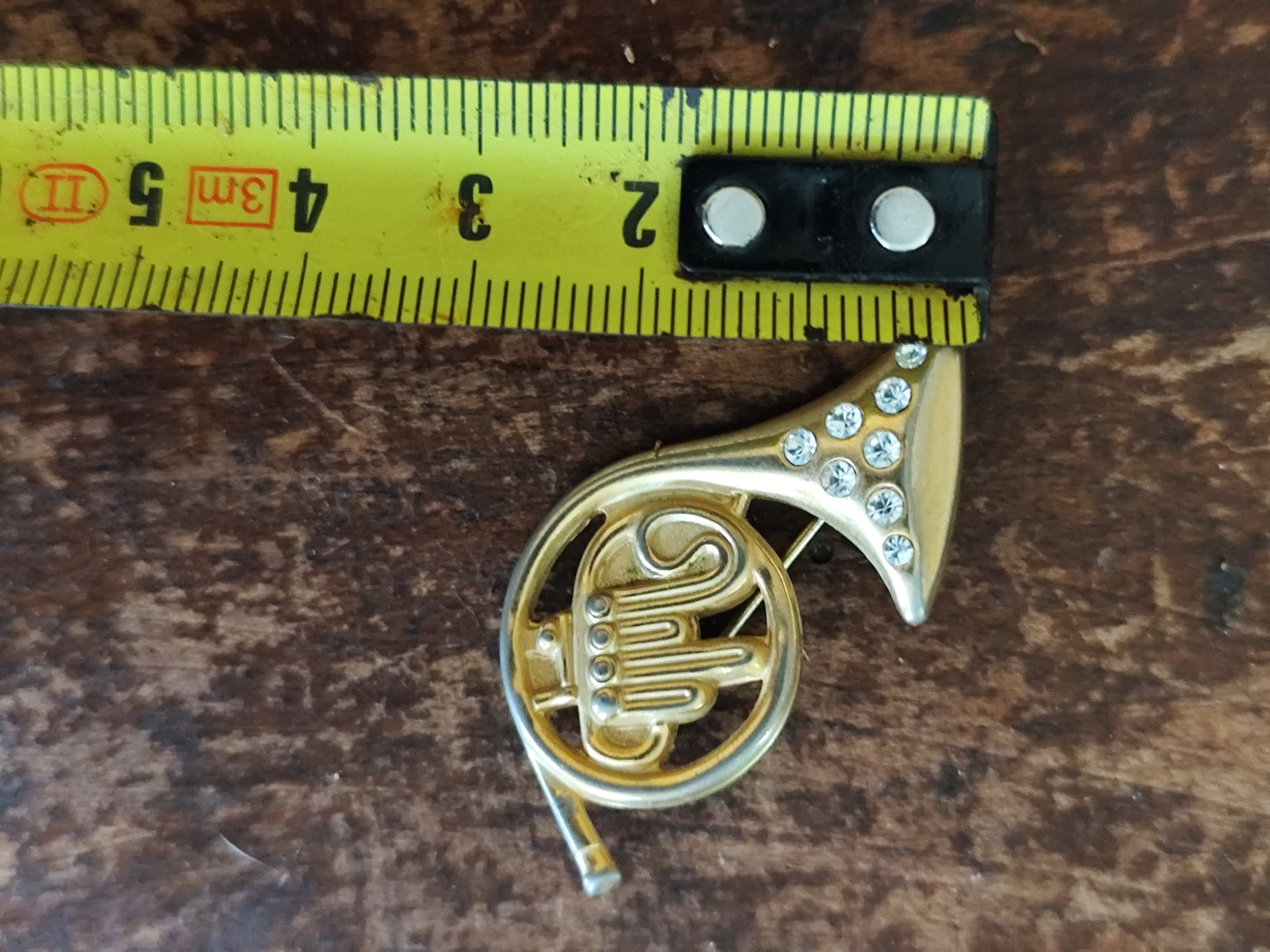 Broche vintage cor de chasse dorée avec strass