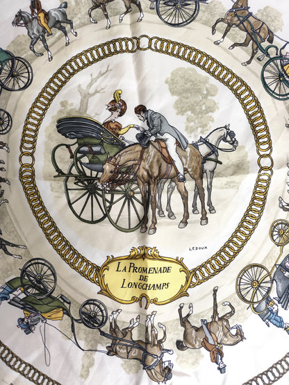 Carré en soie imprimé rouge et or vintage – Hermès Paris