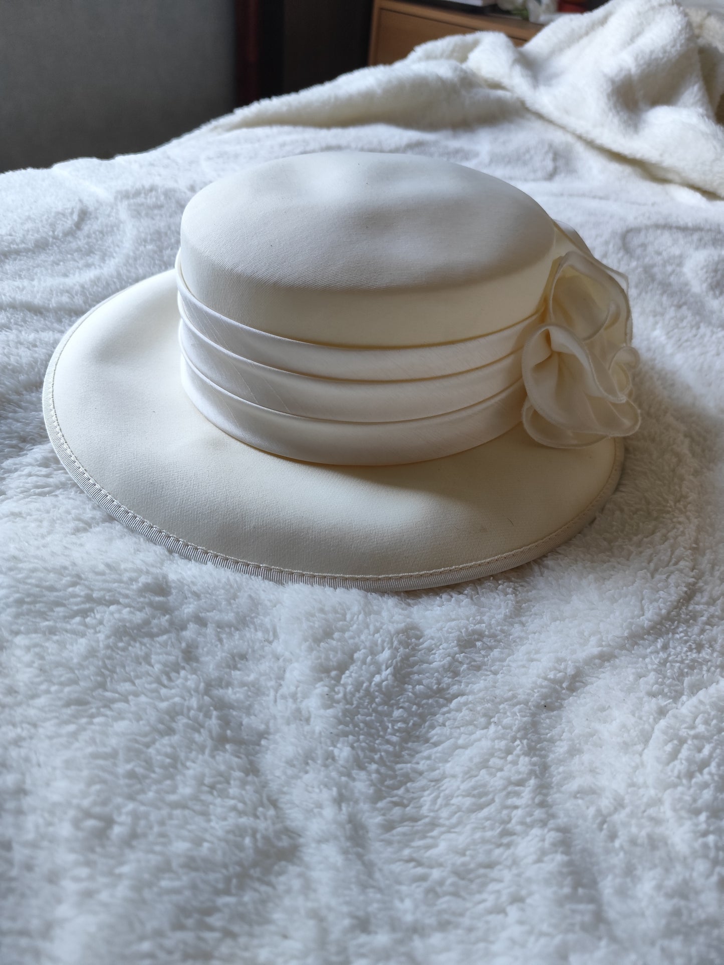 Chapeau de cérémonie vintage ivoire – bord large & fleur