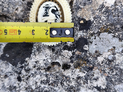 Broche vintage en bakélite rigide motif éléphant