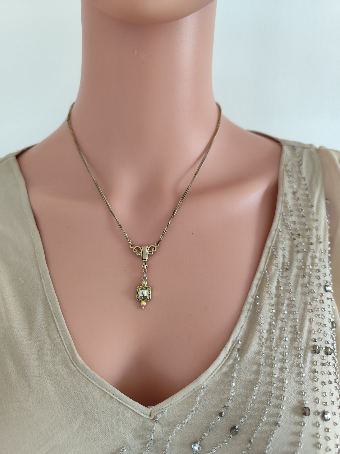 Collier doré avec pendentif intégré rétro
