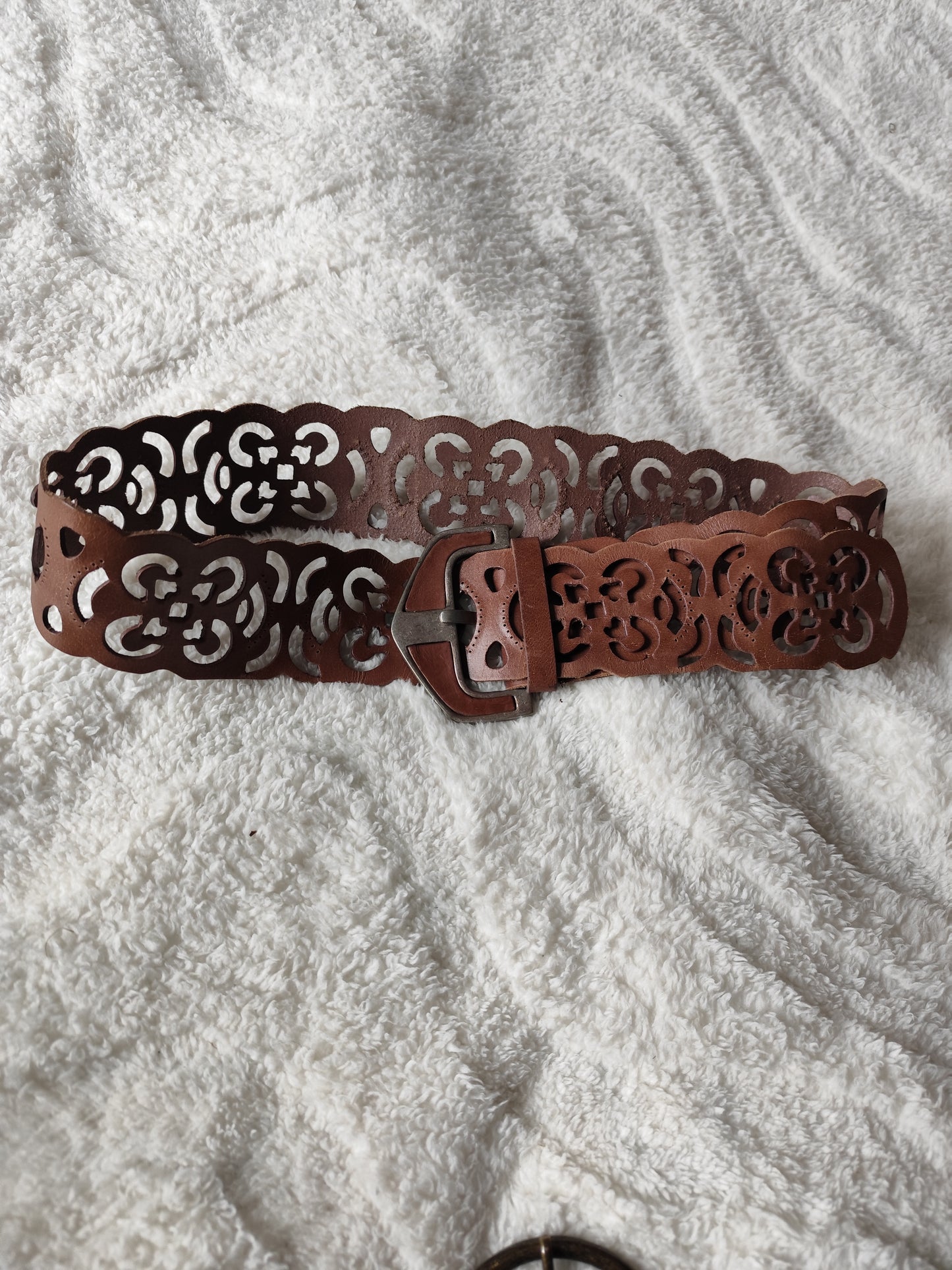 Ceinture marron ajourée à boucle argentée – 105 cm