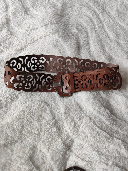 Ceinture marron ajourée à boucle argentée – 105 cm