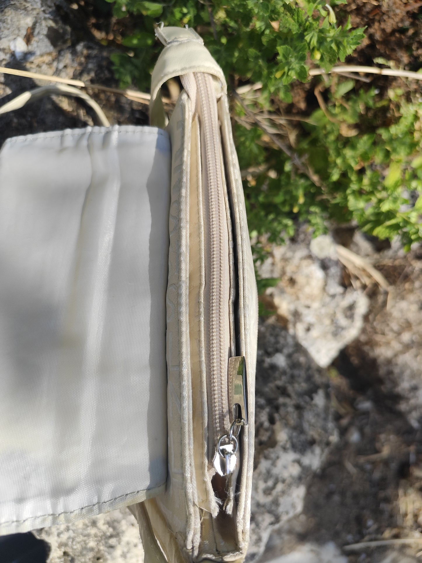 Sacoche beige à rabat avec imprimé  – look urbain vintage