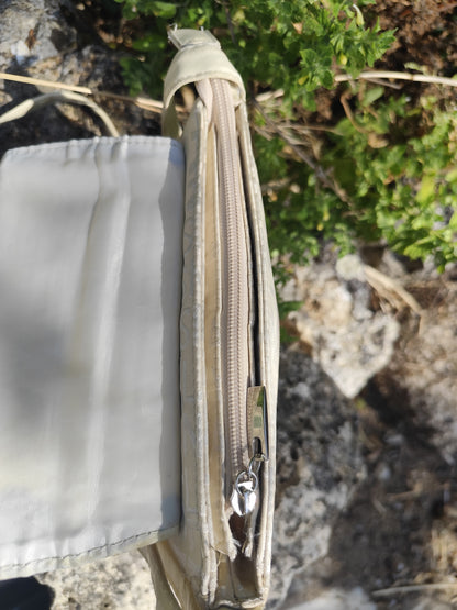 Sacoche beige à rabat avec imprimé  – look urbain vintage