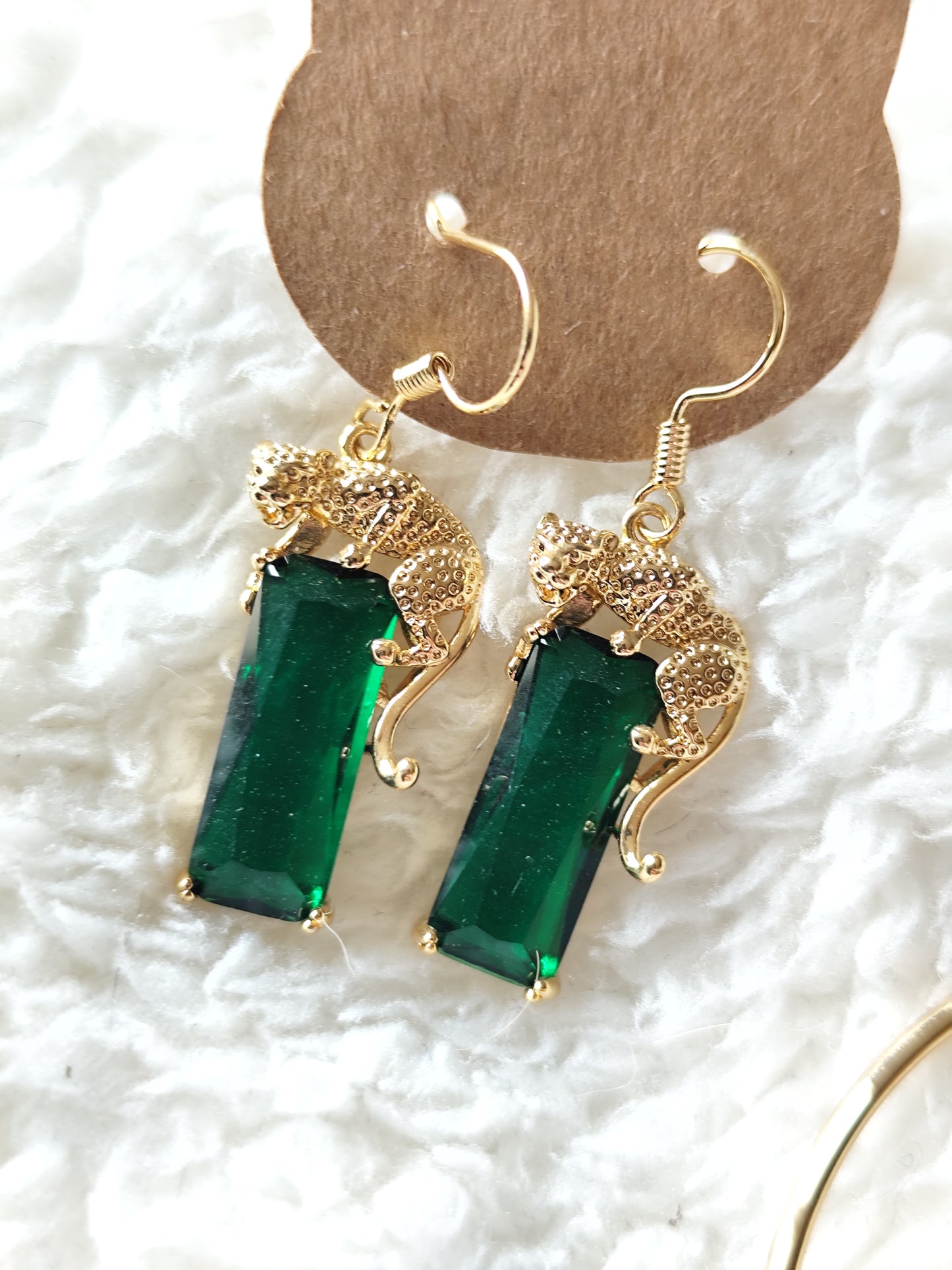 Parure Panthère dorée et cristaux vert émeraude : collier, bracelet et boucles oreilles percées