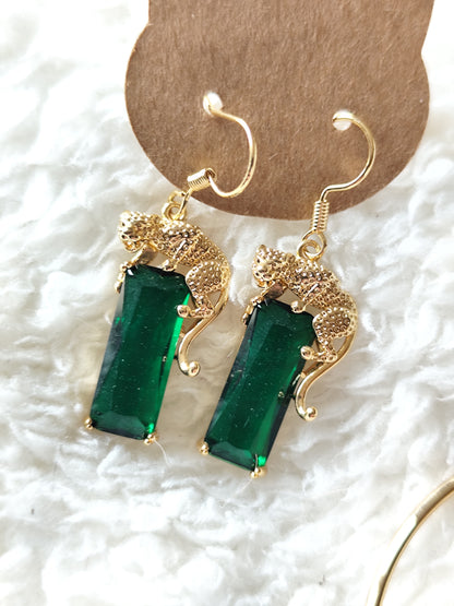 Parure Panthère dorée et cristaux vert émeraude : collier, bracelet et boucles oreilles percées