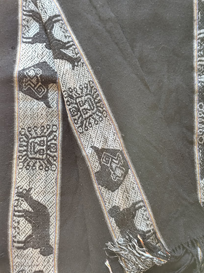 Écharpe noire motifs ethniques – 166x60 cm