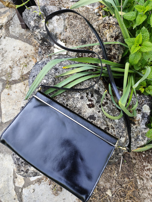 Pochette vintage noire rigide – fermoir doré – 24 x 17 cm