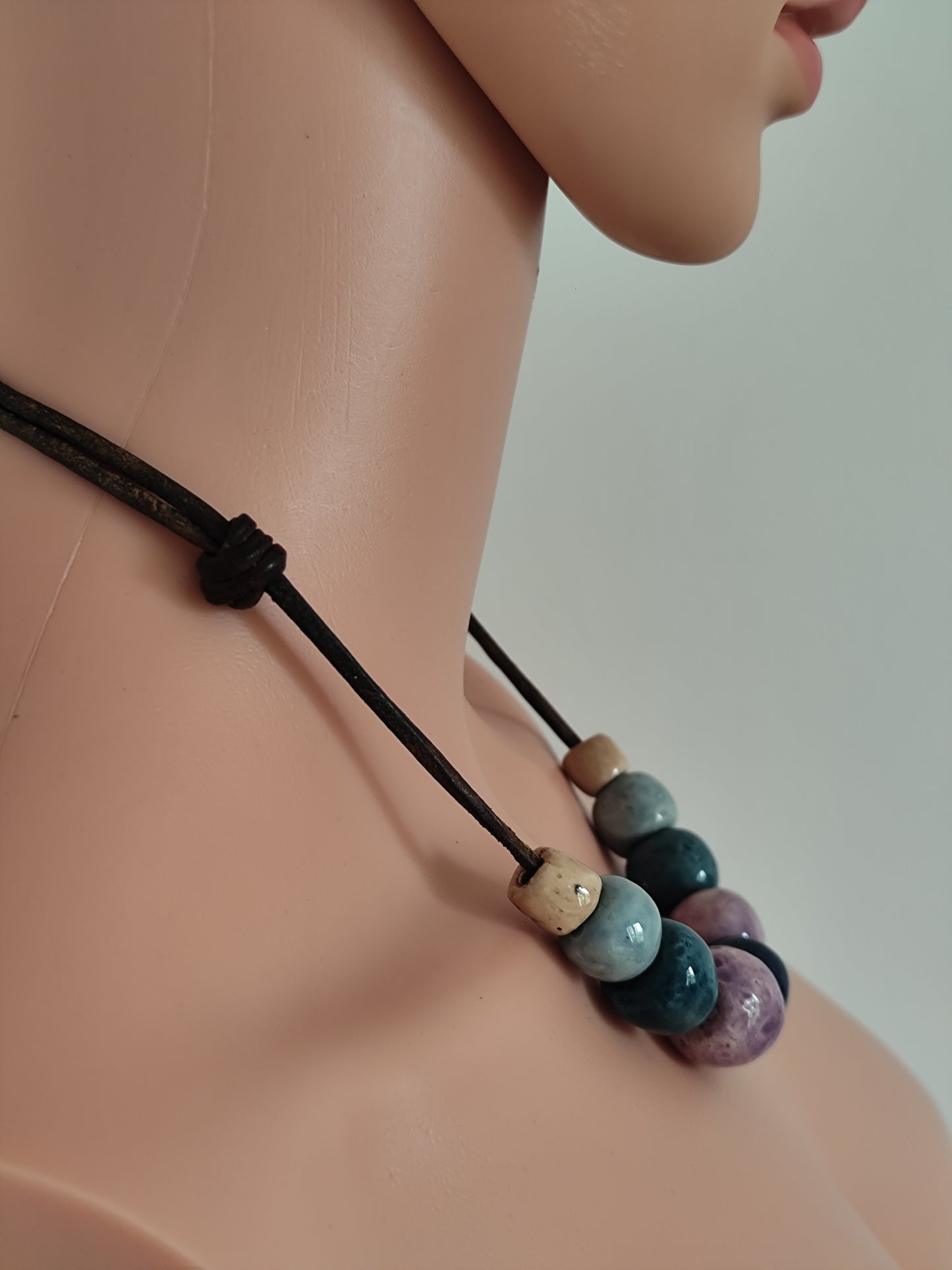 Collier perles roulées main – bleu et lilas – cordon cuir véritable – vintage années 80