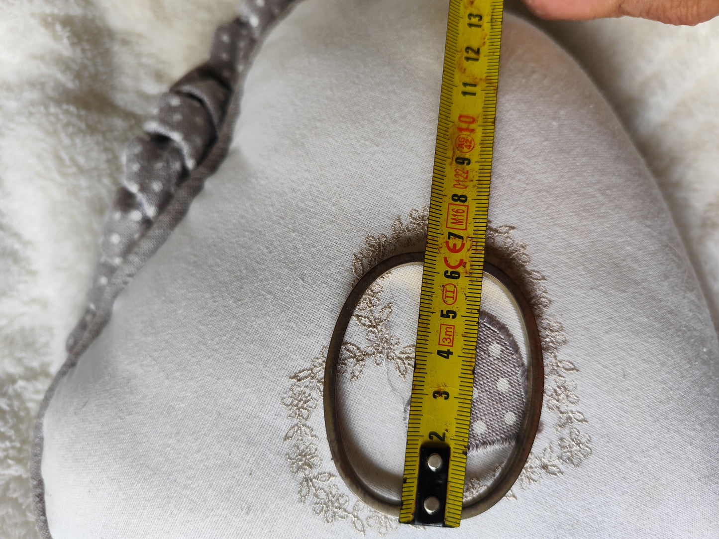 Bracelet rigide doré à strass – forme rectangulaire