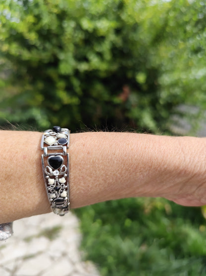 Bracelet rigide argenté articulé cœurs noir et blanc