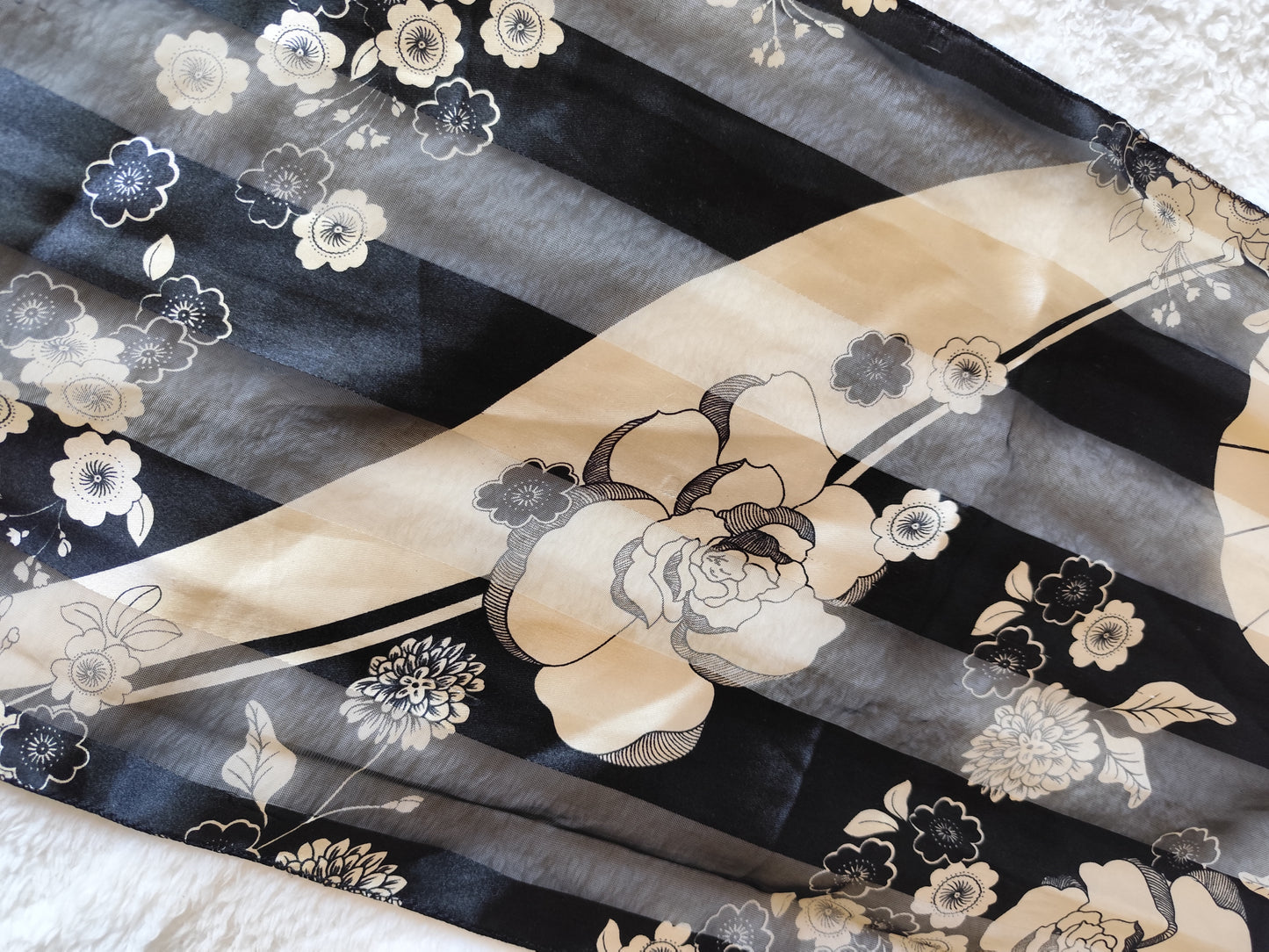 Étole légère noire à fleurs beiges – 150 x 36 cm