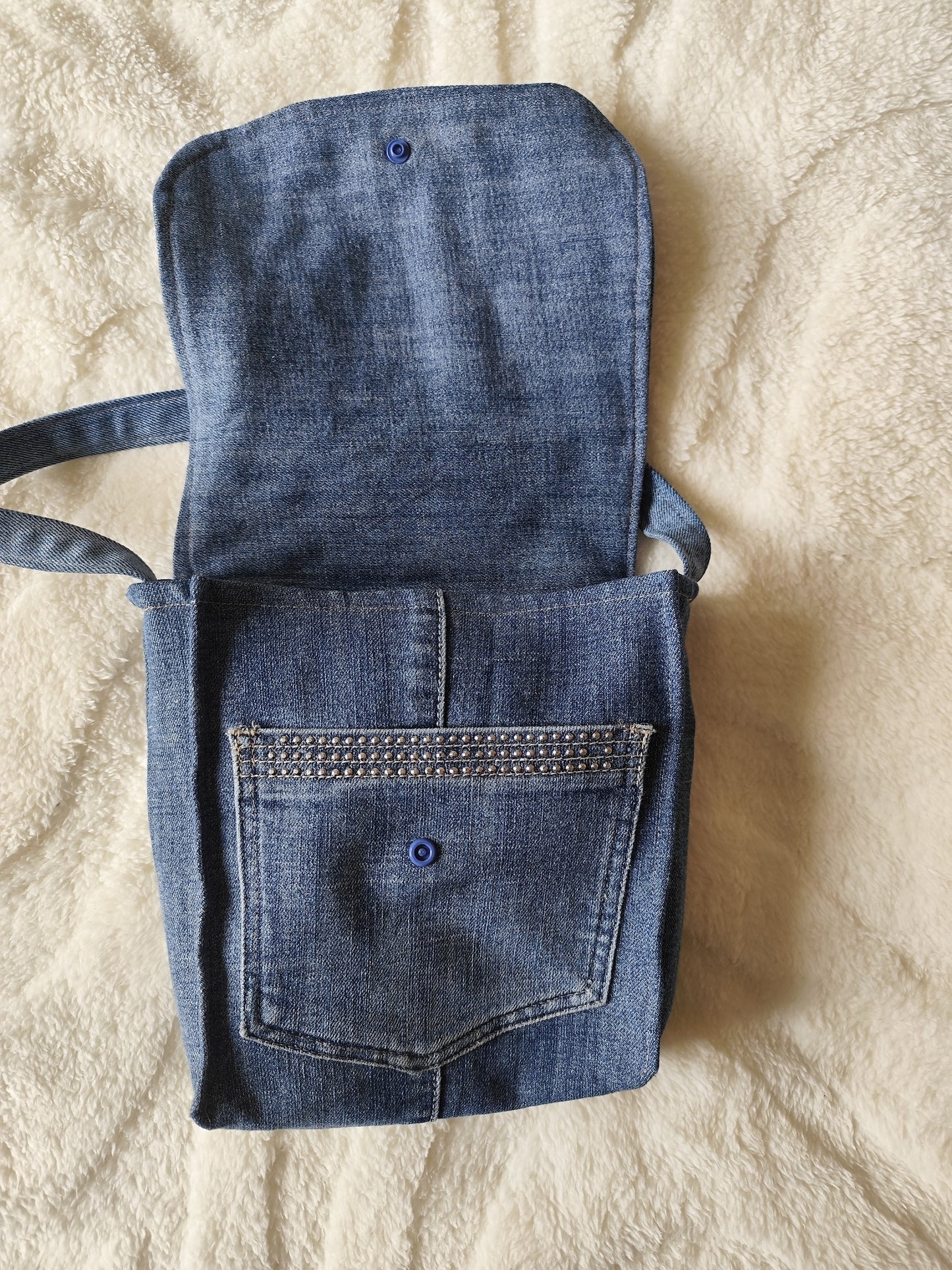 👜 Sac bandoulière en denim upcyclé – Pièce artisanale unique ♻️