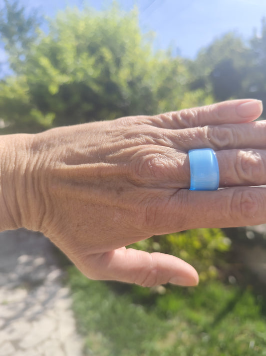 Bague ouverte en résine bleu - diamètre 2 cm