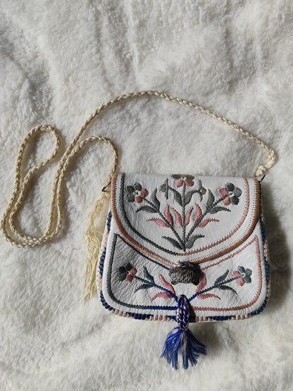 Petit sac brodé à rabat – Cuir & détails bohèmes