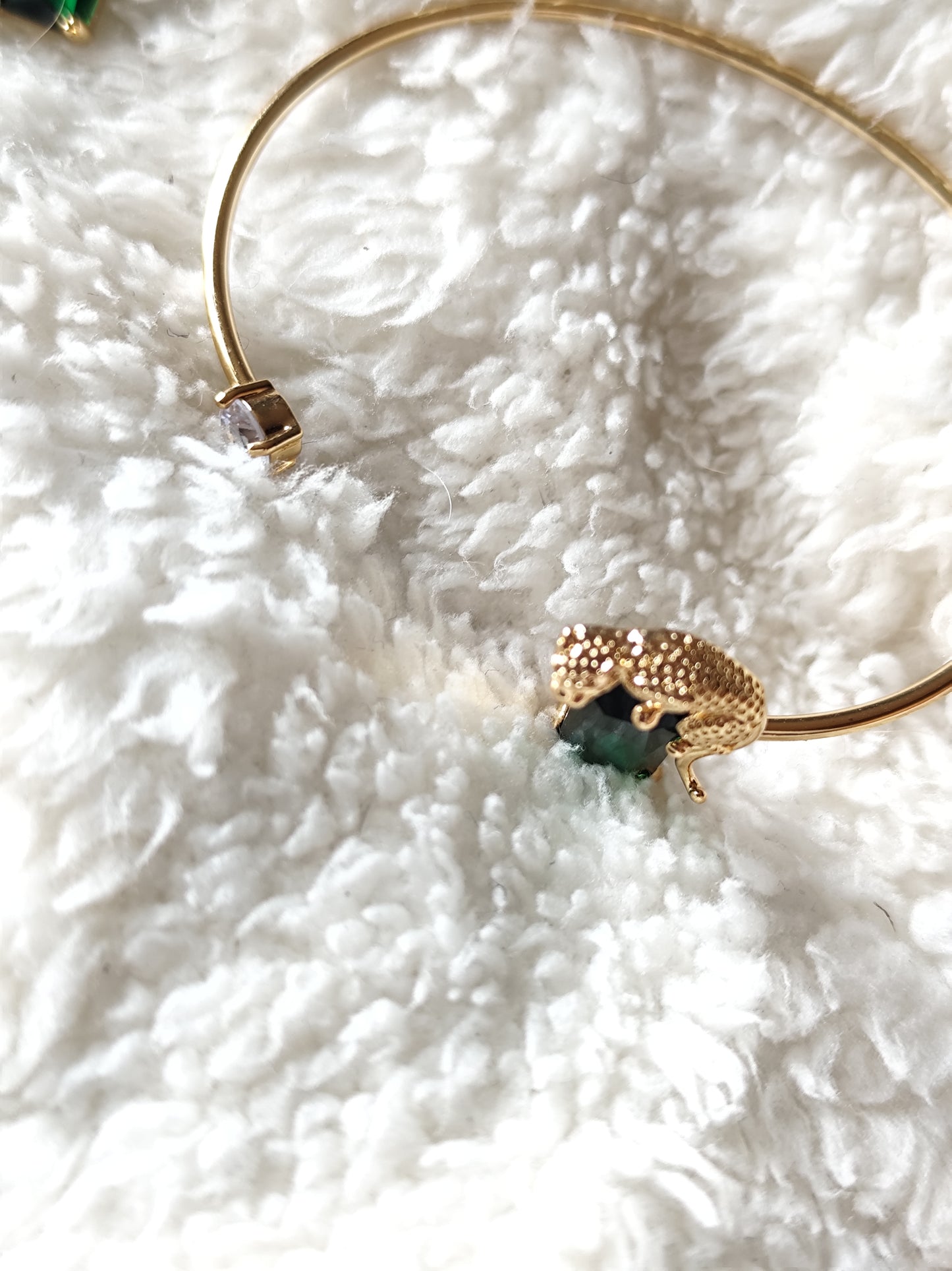 Parure Panthère dorée et cristaux vert émeraude : collier, bracelet et boucles oreilles percées