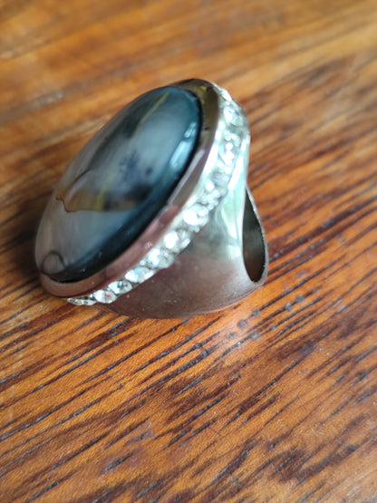Bague vintage ovale marbrée – strass latéraux