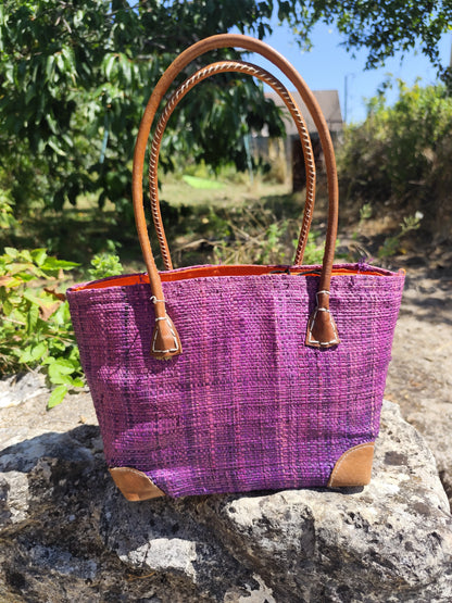 Sac cabas en fibres naturelles violet à fleur brodée - 30 × 20 × 13 cm