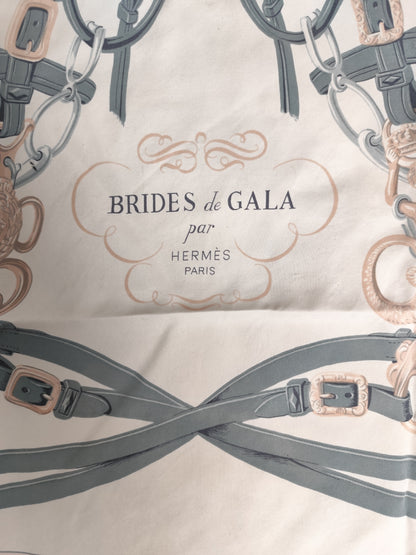 Carré en soie imprimé rose poudré  vintage – Brides de Gala – Hermès Paris