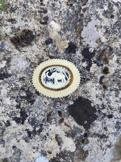 Broche vintage en bakélite rigide motif éléphant