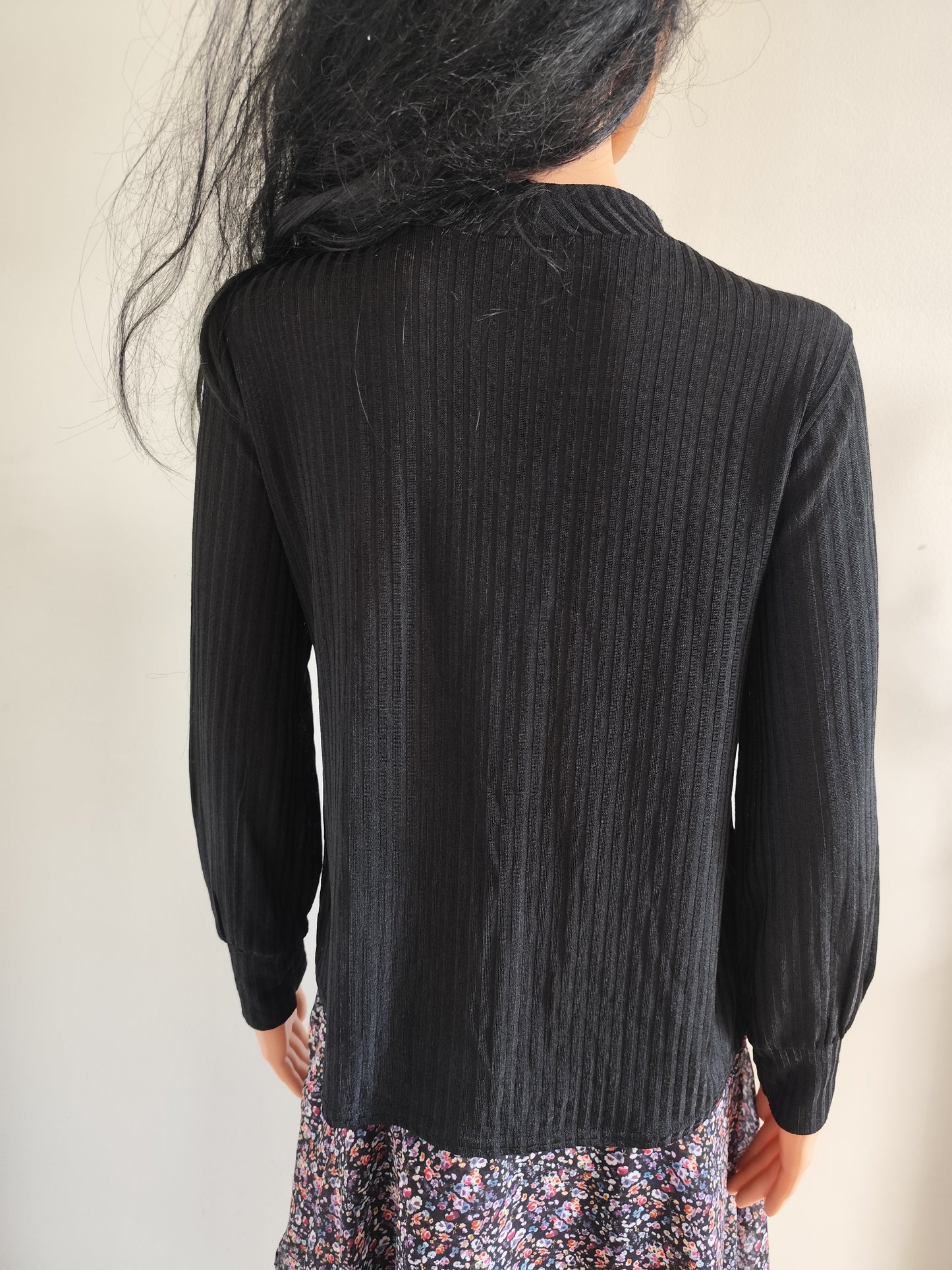 Blouse noire côtelée à col ajouré – effet bijou    - Taille 38/40 estimée