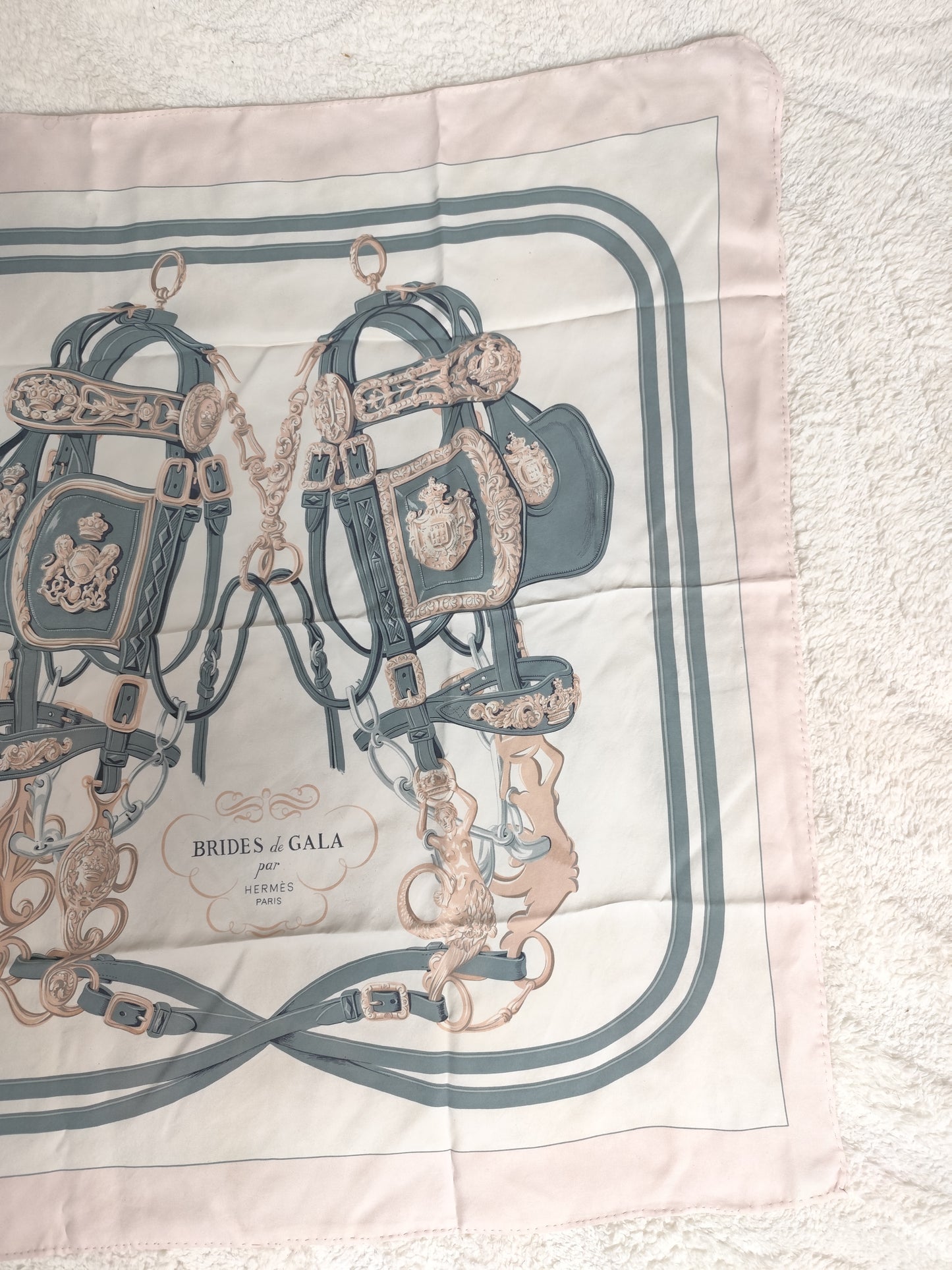 Carré en soie imprimé rose poudré  vintage – Brides de Gala – Hermès Paris