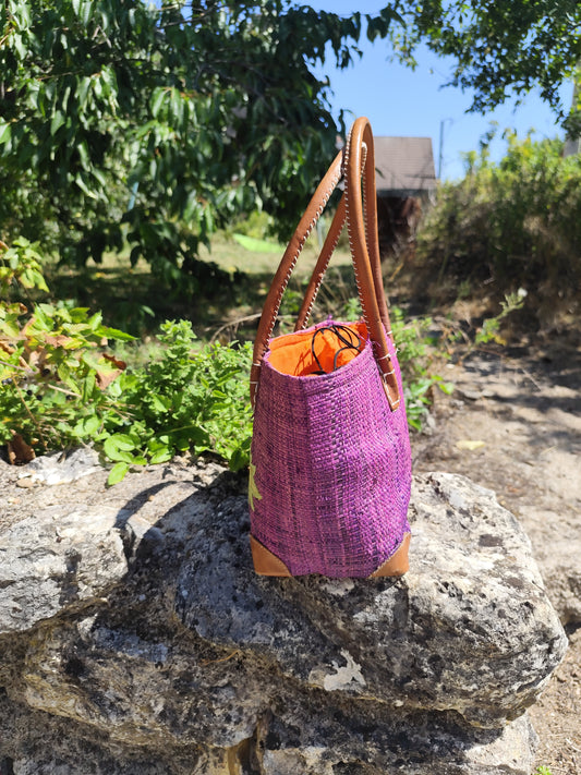 Sac cabas en fibres naturelles violet à fleur brodée - 30 × 20 × 13 cm