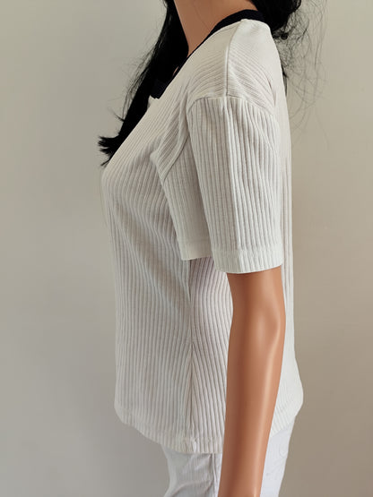 Haut Caroll blanc en maille côtelée – col carré bleu marine – Taille 38/40