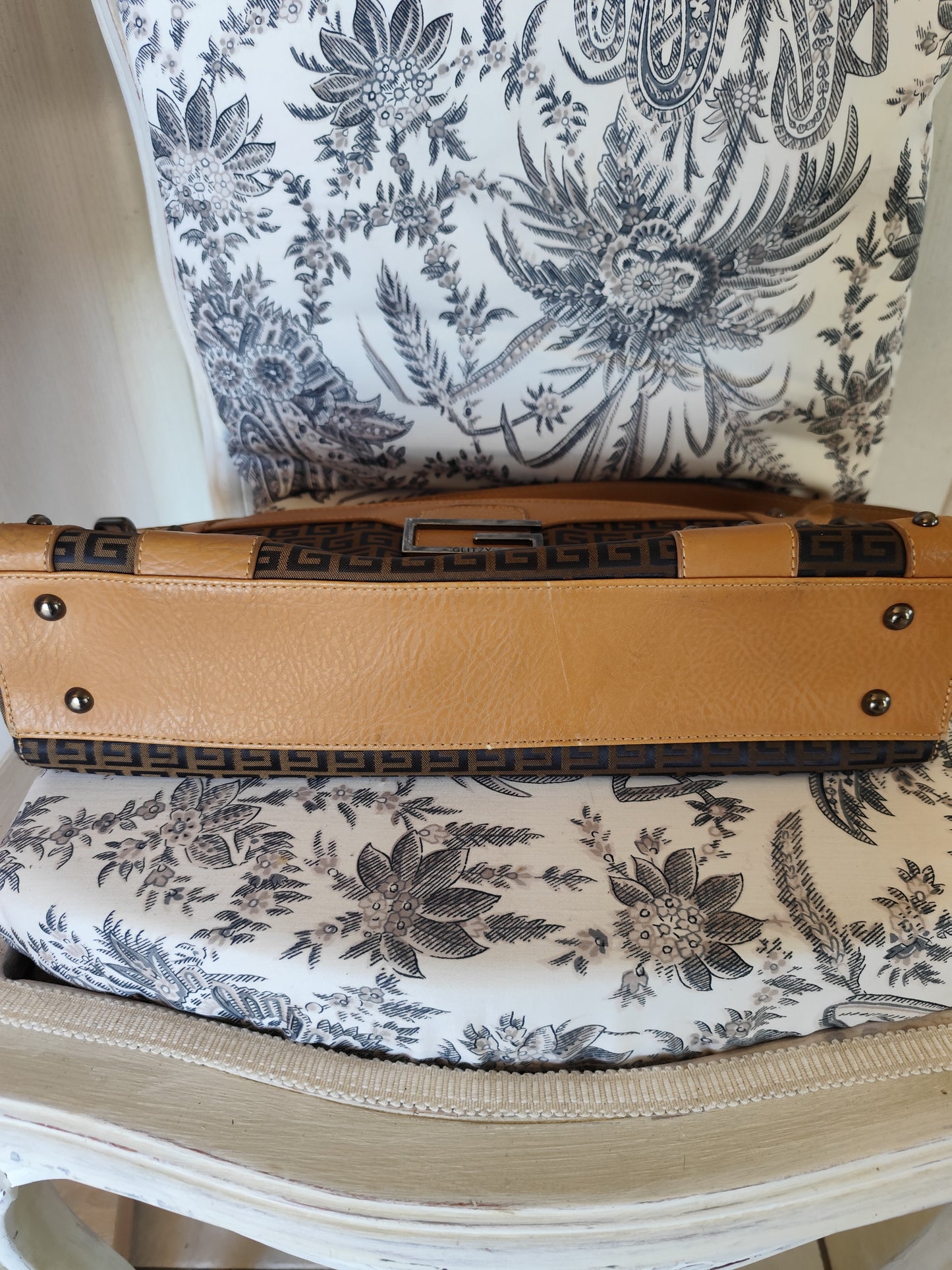 Sac à main porté épaule Glitzy - Imprimé monogramme et finitions camel
