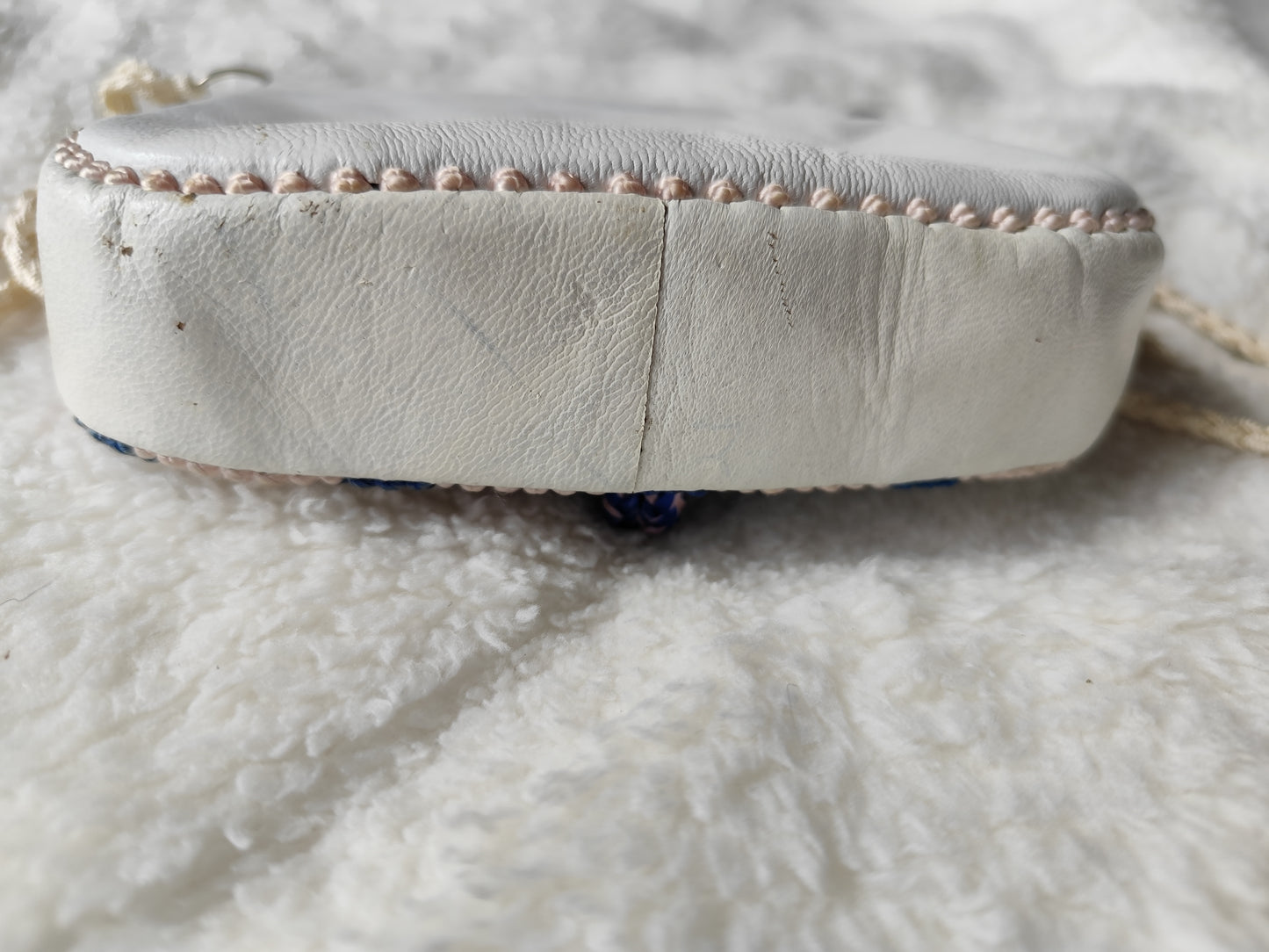 Petit sac brodé à rabat – Cuir & détails bohèmes