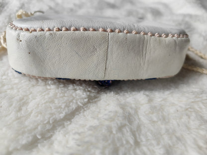 Petit sac brodé à rabat – Cuir & détails bohèmes