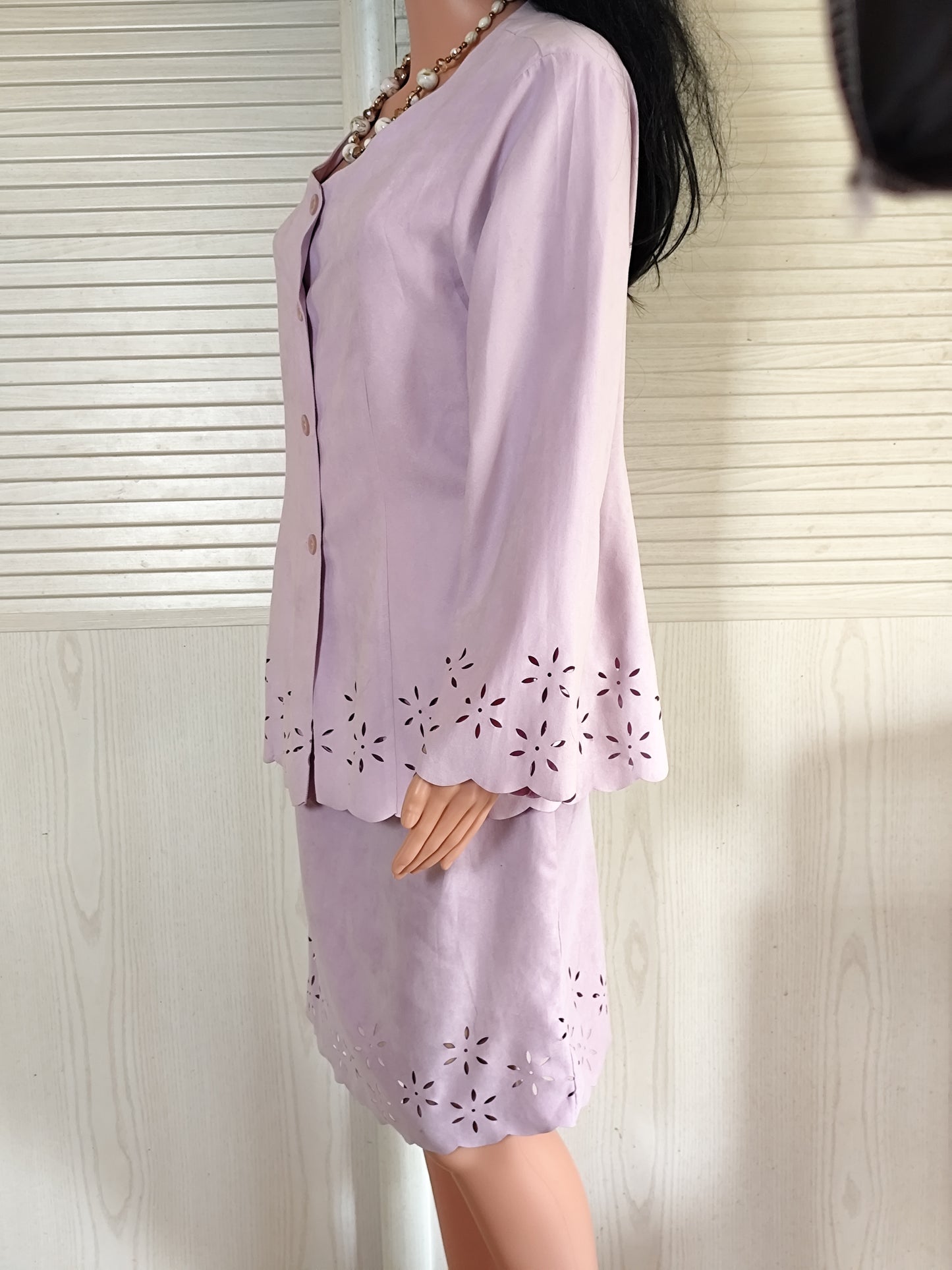Ensemble tailleur jupe et veste parme motifs fleurs ajourées - Taille 40