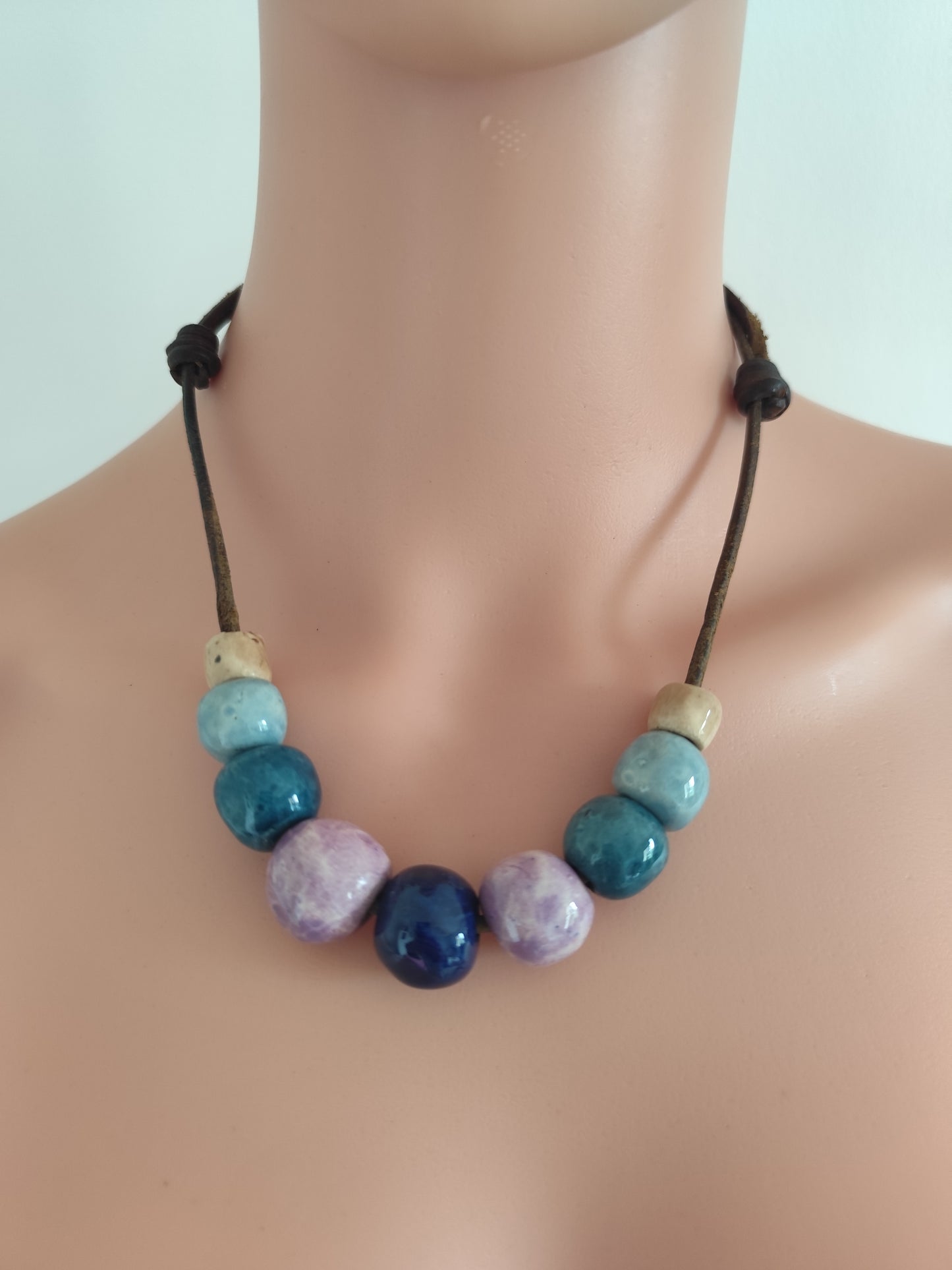 Collier perles roulées main – bleu et lilas – cordon cuir véritable – vintage années 80