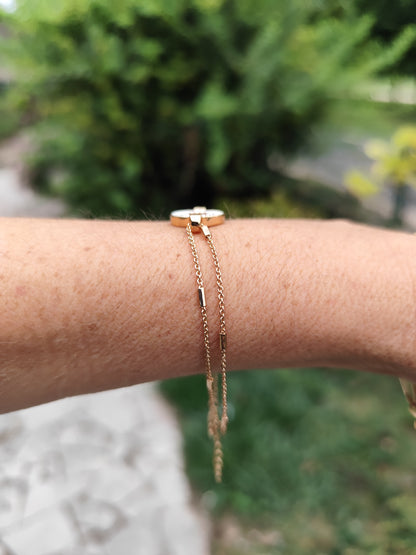 Bracelet doré fin avec pendentif rond nacré