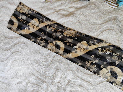 Étole légère noire à fleurs beiges – 150 x 36 cm