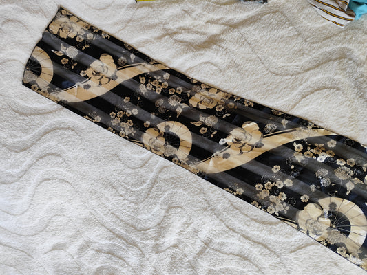 Étole légère noire à fleurs beiges – 150 x 36 cm