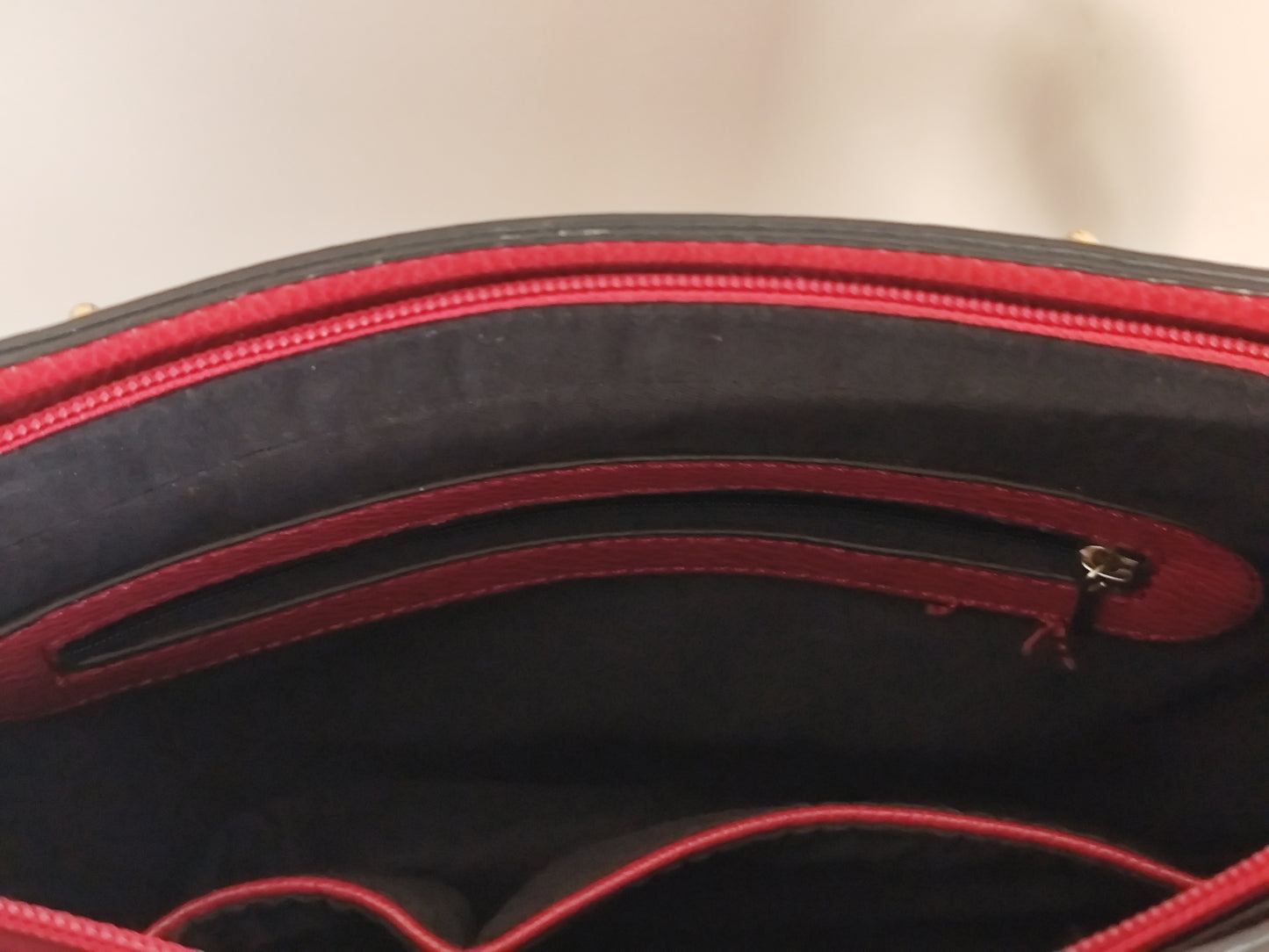 Sac Seau Rigide Adopt’ – Rouge & Doré – Élégant & Structuré