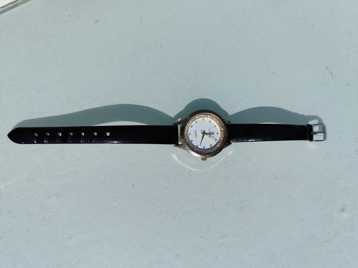Montre femme L. Feedo à quartz avec bracelet cuir noir