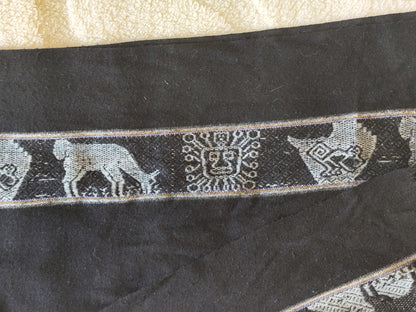 Écharpe noire motifs ethniques – 166x60 cm