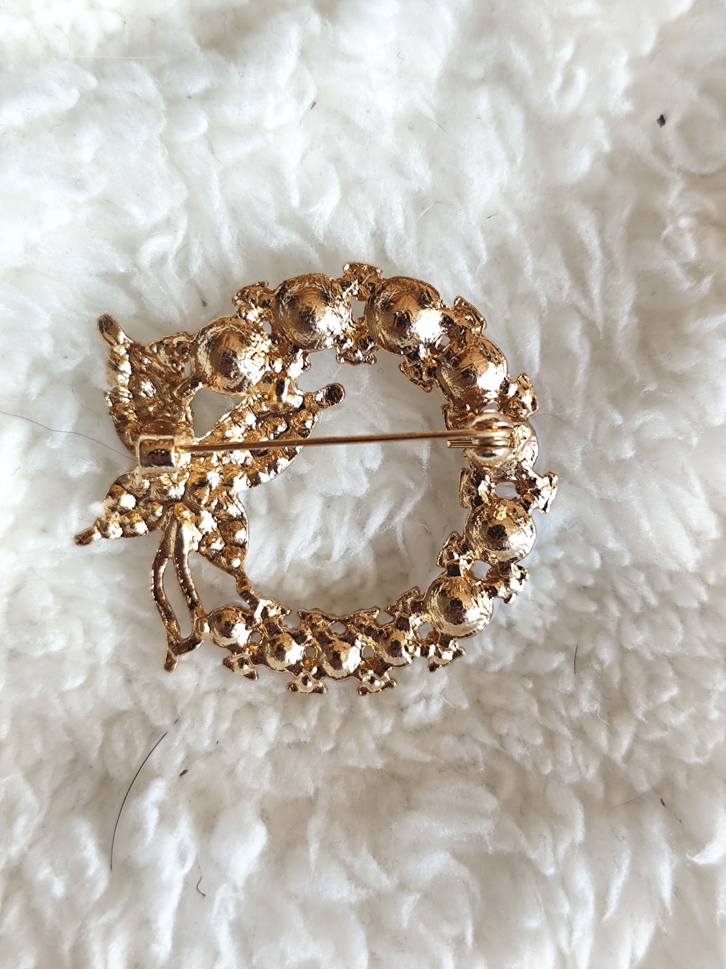 Broche couronne de perles nacrées et papillon strass