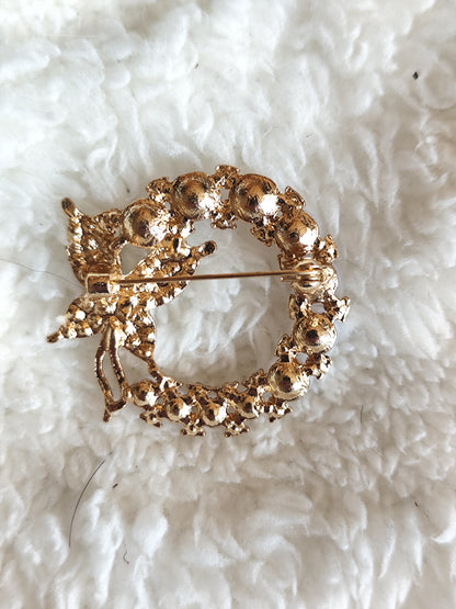 Broche couronne de perles nacrées et papillon strass