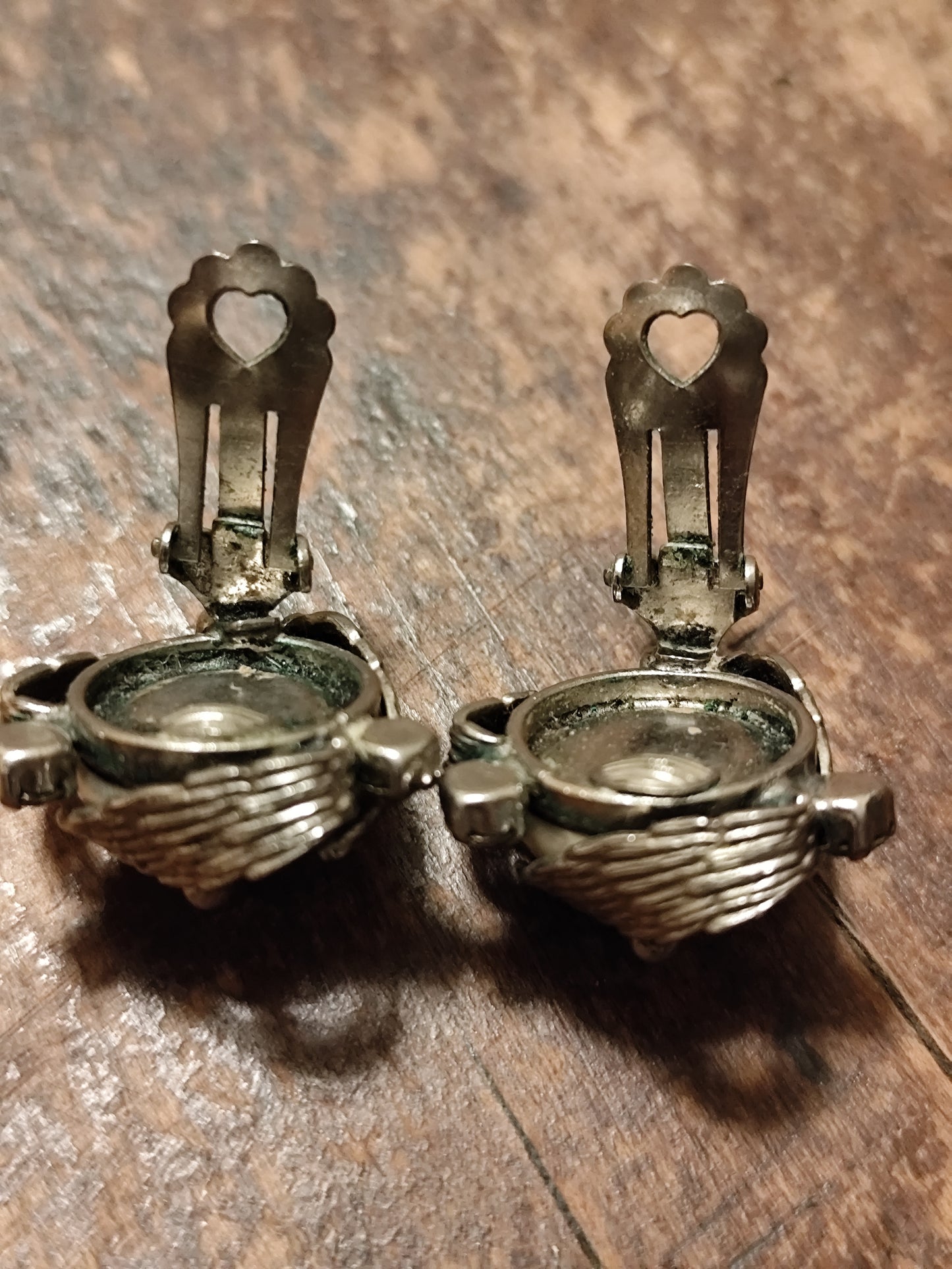 Clips d’oreilles argentés à perle baroque, strass et motif ailes – Années 70/80
