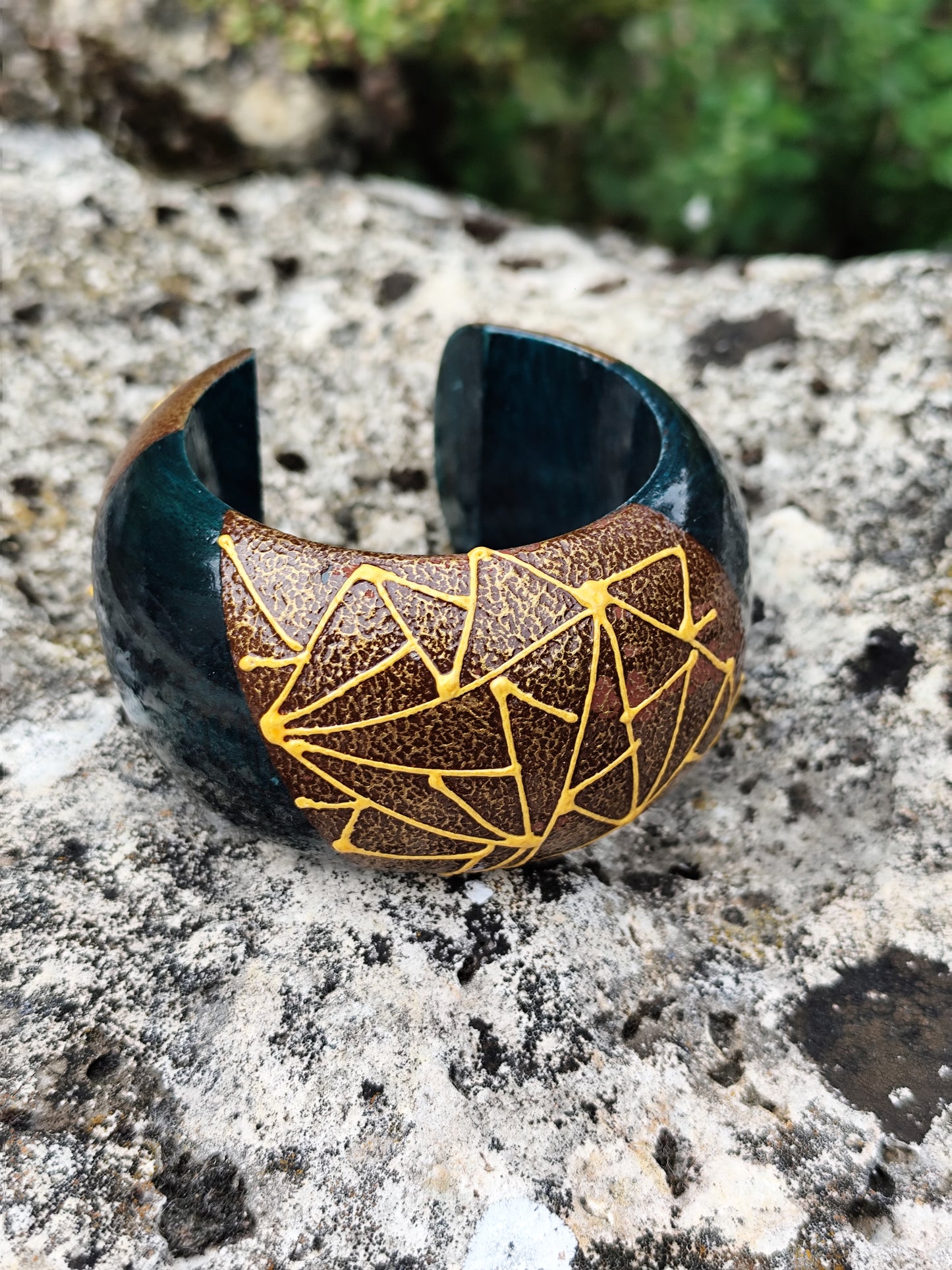 Bracelet manchette en bois peint vert, jaune et doré