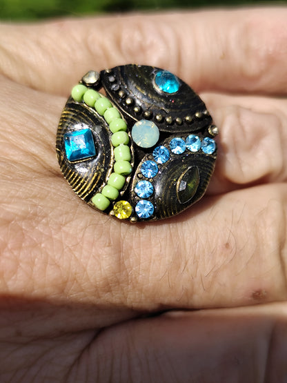 Bague vintage ronde multicolore – strass & perles – monture réglable