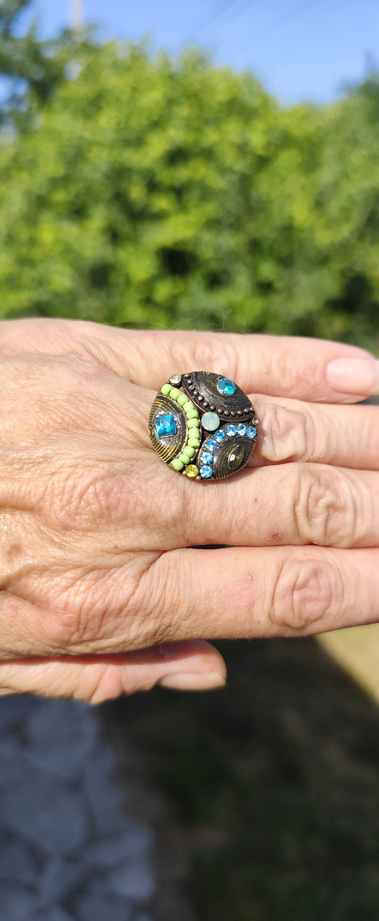 Bague vintage ronde multicolore – strass & perles – monture réglable