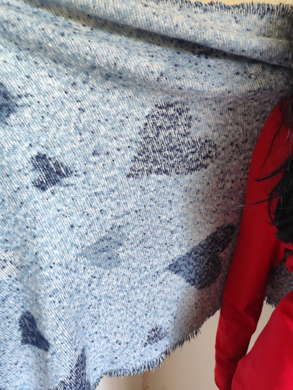 Écharpe oversize bleue à motifs cœurs.