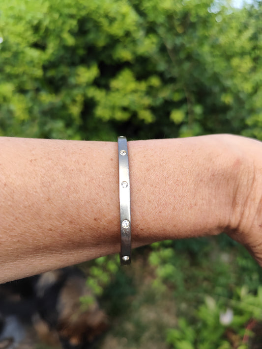 Bracelet rigide doré à strass – forme rectangulaire