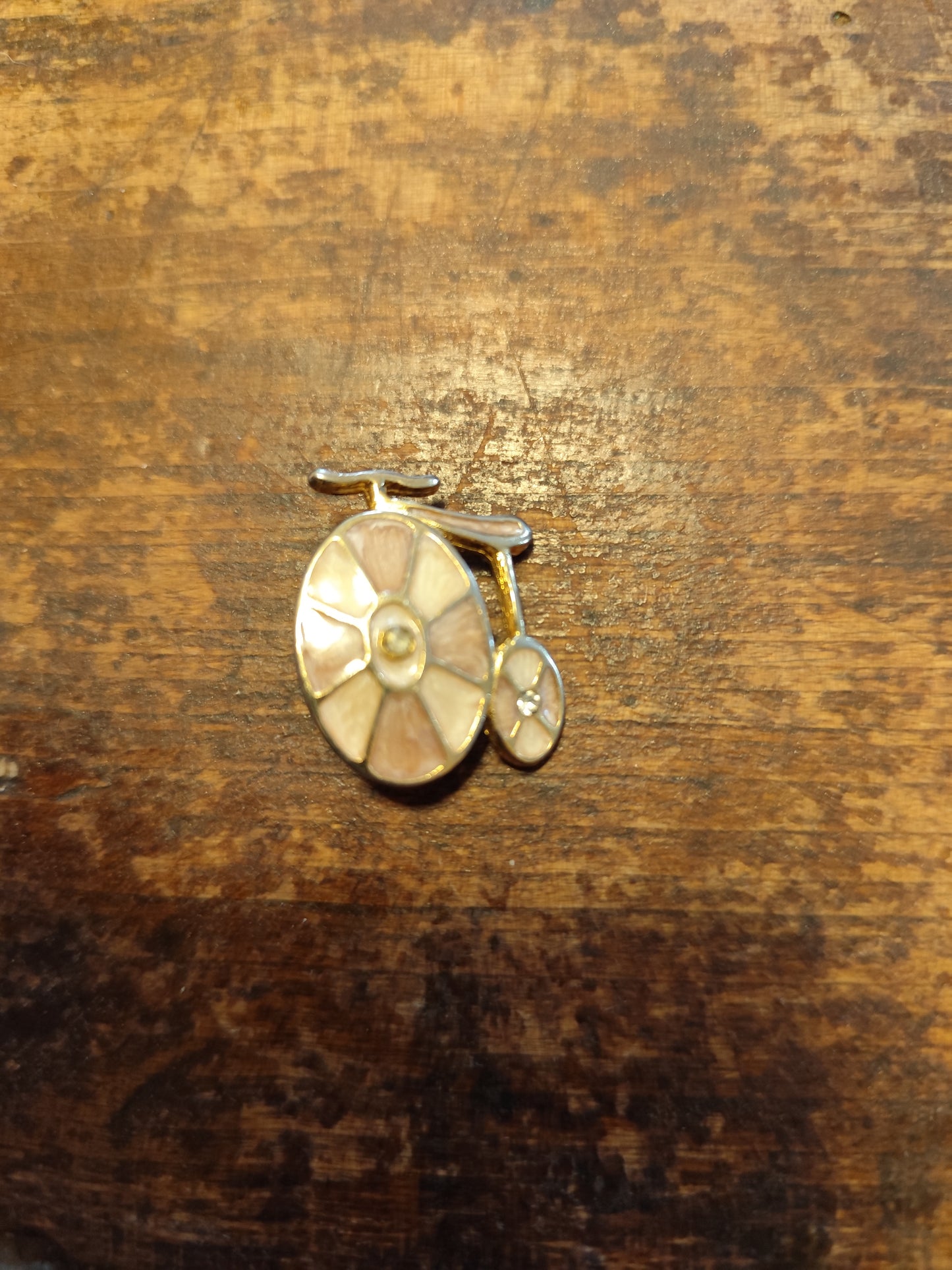 Broche vintage vélo grand-bi dorée et nacrée